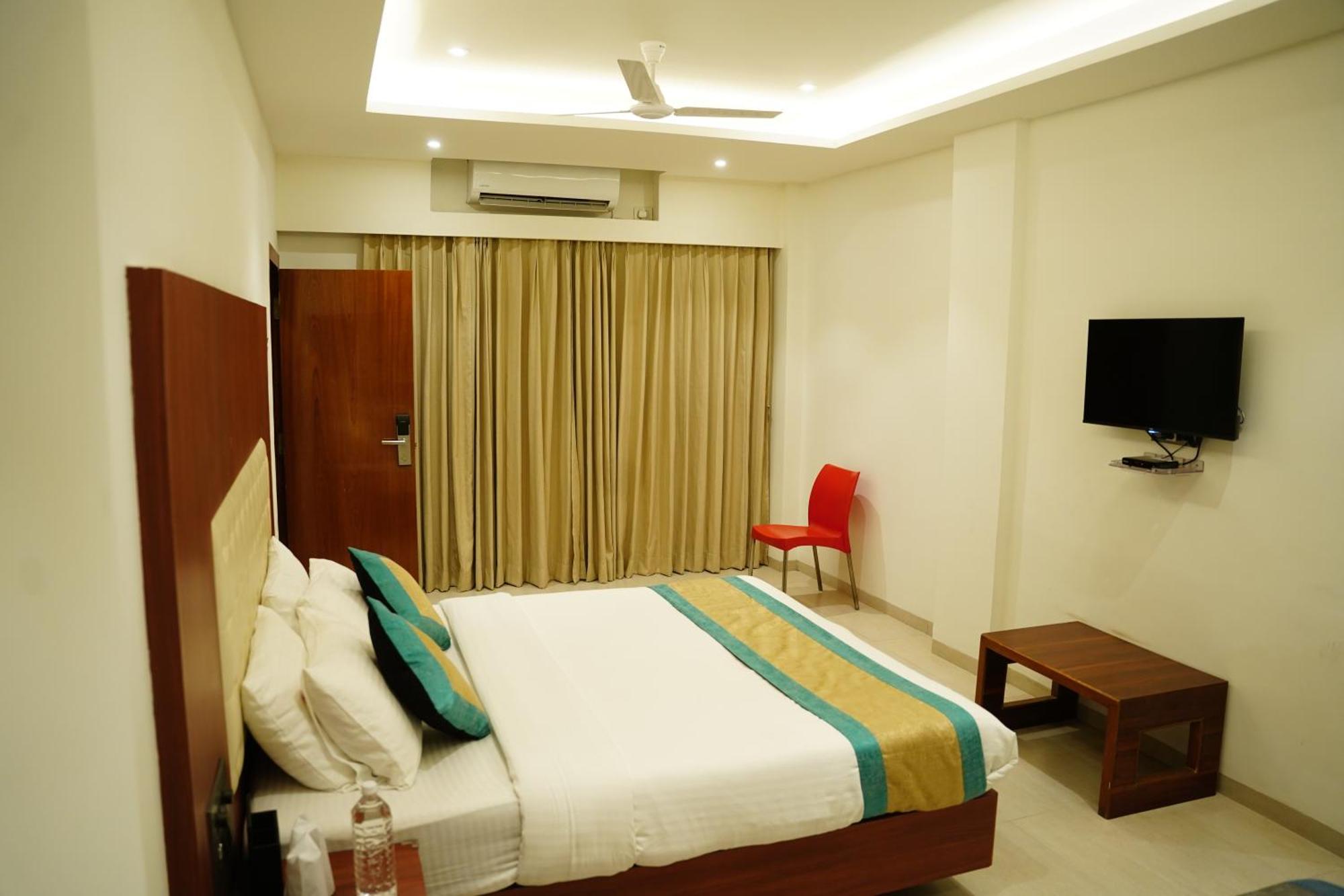 Hotel Sai Krishna Širdi Exteriér fotografie